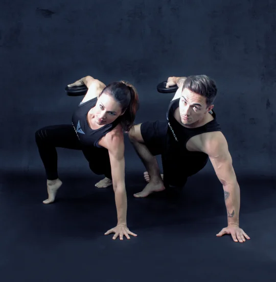 Junges Paar macht Sport im Park