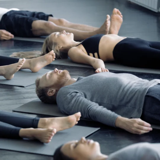 Junges Paar macht Sport im Park