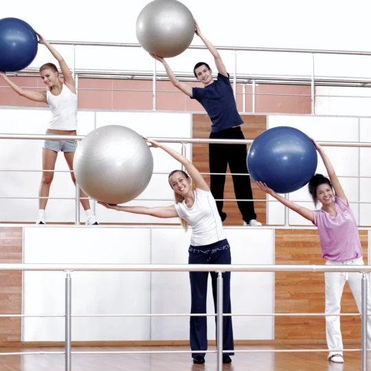 Junges Paar macht Sport im Park