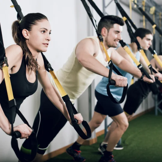 Junges Paar macht Sport im Park