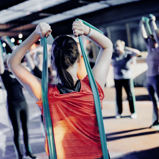 Junges Paar macht Sport im Park