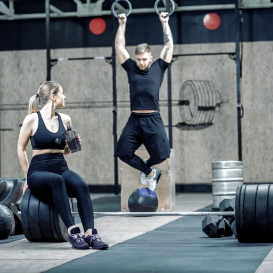 Paar trainiert im Fitnessstudio