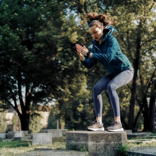 Frau macht Sprünge im Park