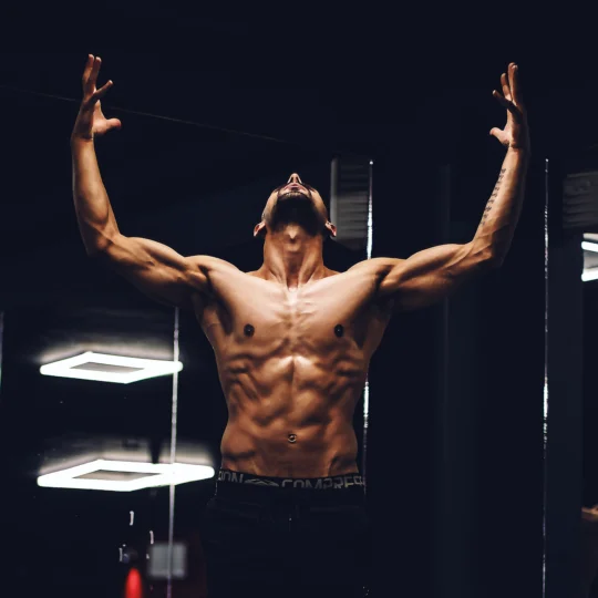 Athletisch-muskulöser Mann im Gym