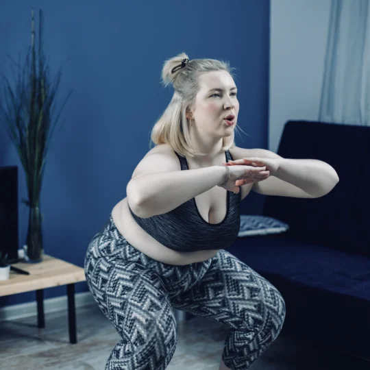 Übergewichtige Frau macht Sport zuhause