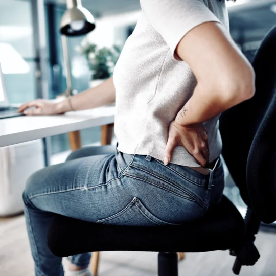 Frau mit Rückenschmerzen